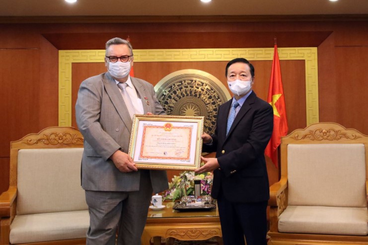 Bộ trưởng Trần Hồng Hà trao Kỷ niệm chương 