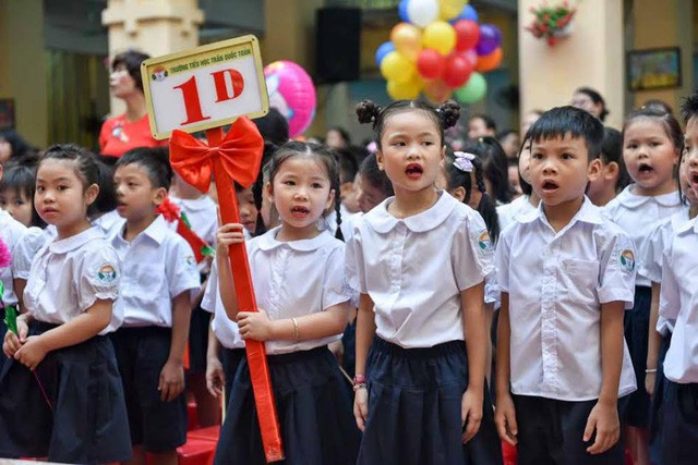 Các trường khuyến cáo học sinh đeo khẩu trang, mặc áo kín khi đến trường. Ảnh tienphong.vn