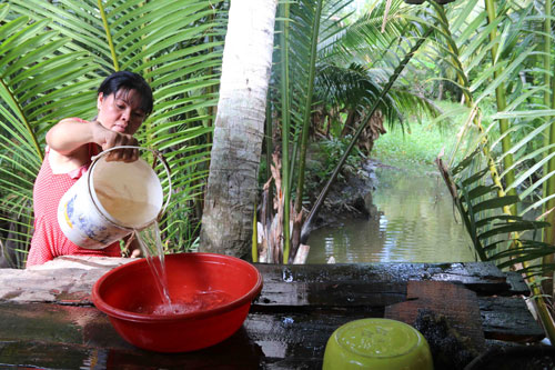 Người dân nông thôn tỉnh Trà Vinh đang thiếu nước ngọt trầm trọng Ảnh: TTXVN