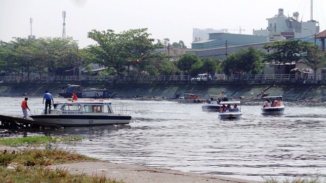 Đoàn lãnh đạo TP HCM và đại diện JICA khảo sát tuyến kênh Đôi, kênh Tẻ. Ảnh: Trường Nguyên.