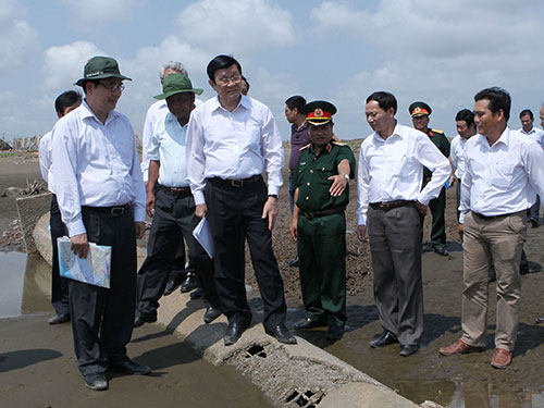 Chủ tịch nước Trương Tấn Sang khảo sát tuyến đê, kè xung yếu tại xã Hiệp Thạch, huyện Duyên Hải, tỉnh Trà Vinh Ảnh: TTXVN