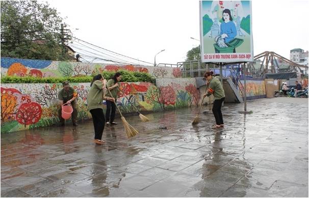 Nạn “xả thải” bừa bãi ở góc đường Yên Phụ, khiến lực lượng chức năng phường Nguyễn Trung Trực phải ra quân làm sạch đường phố.