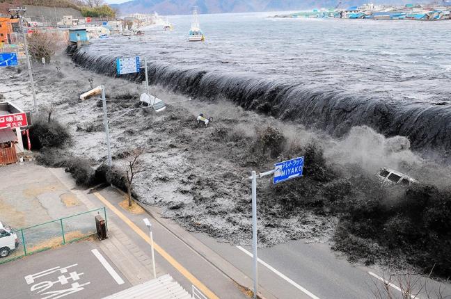 Trận động đất kéo theo cơn sóng thần khổng lồ đã xóa sổ nhiều thị trấn ở vùng đông bắc Nhật Bản ngày 11/3/2011. Ảnh: Reuters