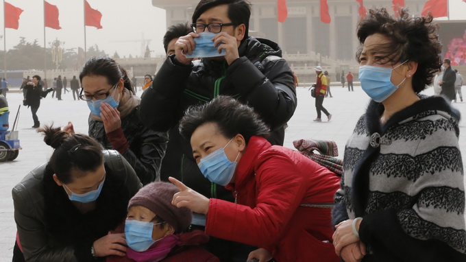Du khách tới thăm Bắc Kinh luôn phải đeo khẩu trang do không khí quá bụi bặm và ô nhiễm - Ảnh: Reuters