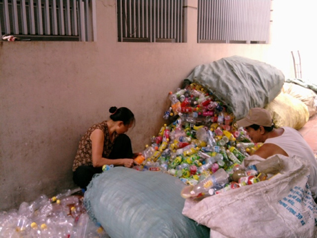Cảnh phân loại nhựa phế liệu trong nhà ông Thọ ở làng Triều Khúc. Ảnh: Ánh Nguyệt.
