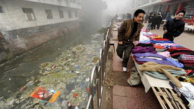 Một con sông ngập rác thải ở Trung Quốc - Ảnh: China Daily