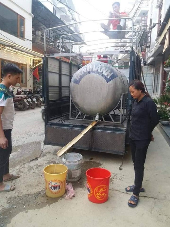 Nhiều hộ kinh doanh khách sạn gần một tuần nay phải bỏ ra 500.000 đồng để mua 1 m3 nước. Ảnh: Người lao động.