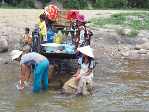 Mực nước ngầm sụt giảm mạnh đã gây ra tình trạng cạn kiệt nguồn nước, ảnh hưởng bất lợi đến sản xuất và đời sống. Trong ảnh: Thiếu nước sinh hoạt, người dân huyện Krông Bông phải dùng xe cày chở đồ dùng ra suối rửa, giặt giũ.