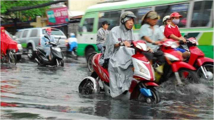 Ngoài nỗi ám ảnh kẹt xe, vào mùa mưa, cư dân thành phố còn bị ám ảnh bởi cảnh ngập lụt trên đường đi làm, đi công việc hay về nhà khi tan sở. Ảnh: TTO