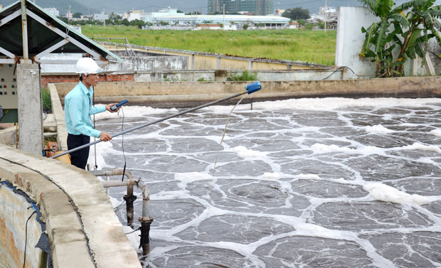 Lấy mẫu nước thải tại nhà máy xử lý nước thải Thọ Quang - Đà Nẵng