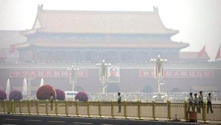 Quảng trường Thiên An Môn ở thủ đô Bắc Kinh mịt mù trong khói bụi ngày 2/6 (Ảnh: AFP)