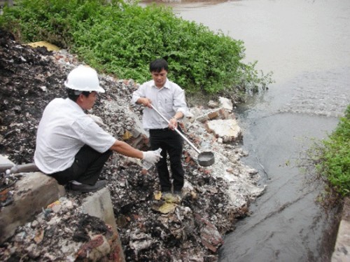 Giám định mẫu nước thải chưa qua xử lý đưa ra môi trường.