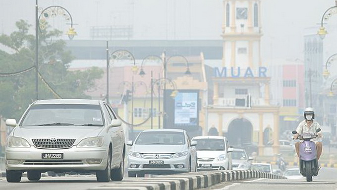 Thị trấn Muar mờ ảo trong khói mù hôm 23-6 - Ảnh: The Malaysian Insider