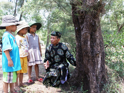 Ông Nguyễn Dàn, Hội chủ làng Nhĩ Thượng cho hay hương ước của làng đã quy định rất cụ thể về việc giữ gìn 2 khu rừng là báu vậy của làng - Ảnh: Nguyễn Phúc