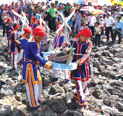 Lễ khao lề thế lính Hoàng Sa là điểm nhấn của Festival Biển đảo Quảng Ngãi - 2012.