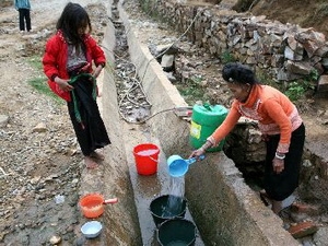 Không có nước sạch từ Nhà nước, người dân loay hoay tìm nguồn cung cấp nước sinh hoạt khác. Ảnh minh họa. (Nguồn: TTXVN)