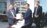 Giáo sư, Tiến sỹ Tadahiko Nakao trao tặng tài liệu quản lý tài nguyên nước của Nhật Bản cho đoàn Bộ TN&MT