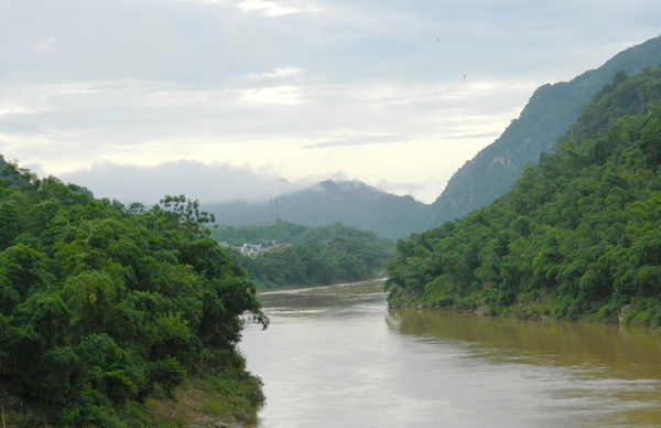 Bình minh trên sông Mã