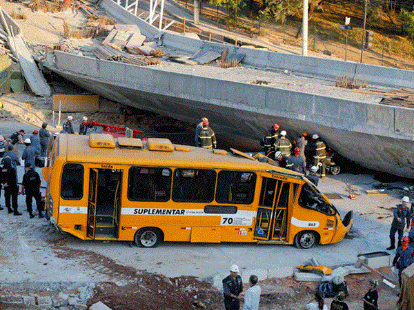 Hiện trường vụ sập cầu vượt ở Belo Horizonte.