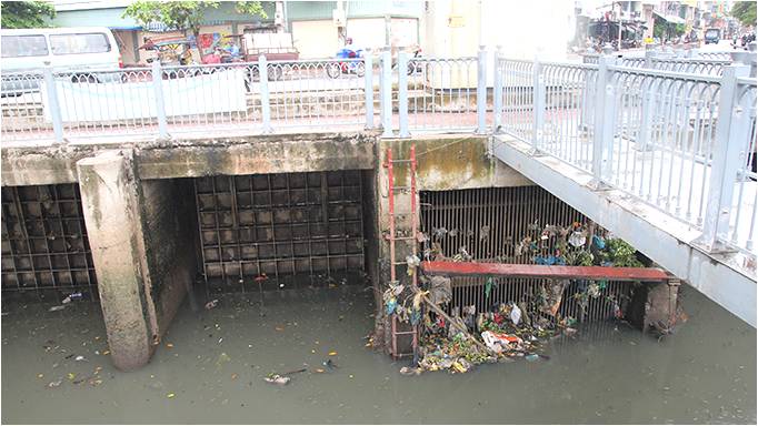 Nước kênh Nhiêu Lộc - Thị Nghè đoạn qua Q.Tân Bình (TP.HCM) đen ngòm, rác bám đầy hai bên bờ kênh - Ảnh: Mậu Trường