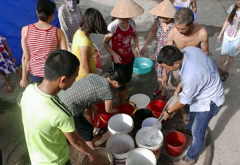 Người dân ngõ 193 đường Hoàng Văn Thái lỉnh kỉnh xô chậu đi hứng nước.