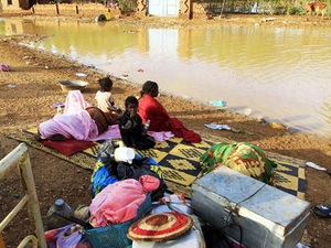 Người bị mất nhà cửa do lũ lụt ở Khartoum. (Nguồn: Reuters)