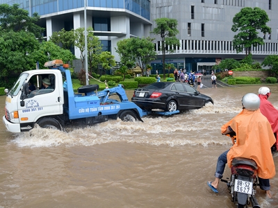 Xe cứu hộ kéo xe ô tô khỏi vùng nước ngập tại khu Keangnam. Ảnh: ngọc châu.