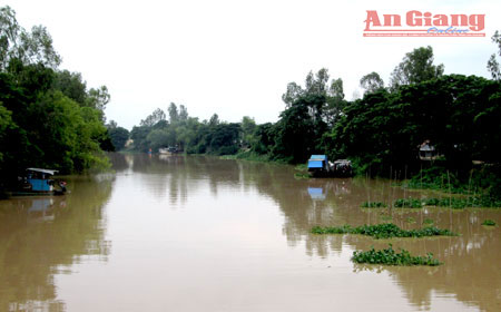 Con kênh dài 11 km là nguồn nước duy nhất cho gần 800 hộ dân sinh hoạt.