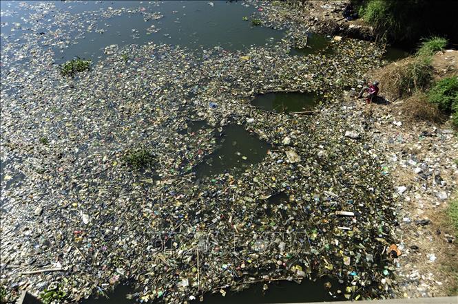 Rác thải nhựa tràn ngập tại sông Citarum ở Bandung, Tây Java, Indonesia, ngày 26/6/2019. Ảnh: THX/ TTXVN