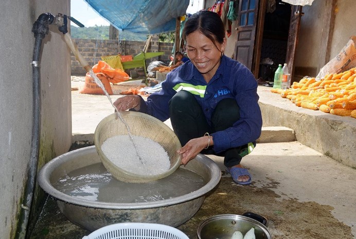 Người dân vùng lũ được sử dụng nước sạch trong sinh hoạt hàng ngày.