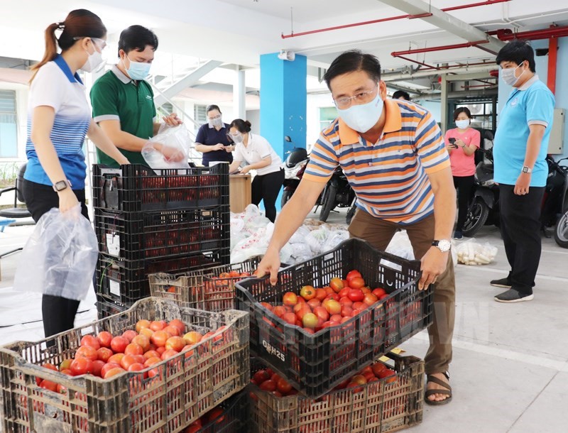  Người lao động nhận nhu yếu phẩm.