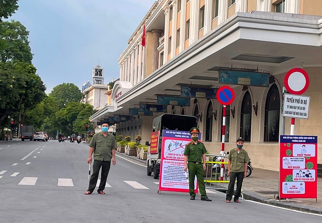 ha-noi-phong-chong-covid-19-an-toan-trong-thu-gom-xu-ly-rac-thai-mua-cach-ly-1